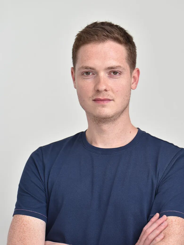 Portrait professionnel Ludovic, chef de projet agence Cubedesigners Paris, photo headshot fond clair neutre