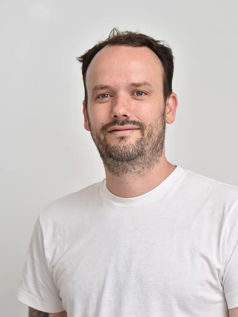 Portrait professionnel Matthieu, directeur associé agence Cubedesigners Paris, photo headshot fond clair neutre