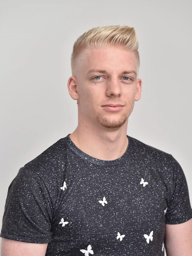 Portrait professionnel Yoann, designer agence Cubedesigners, photo headshot fond sombre