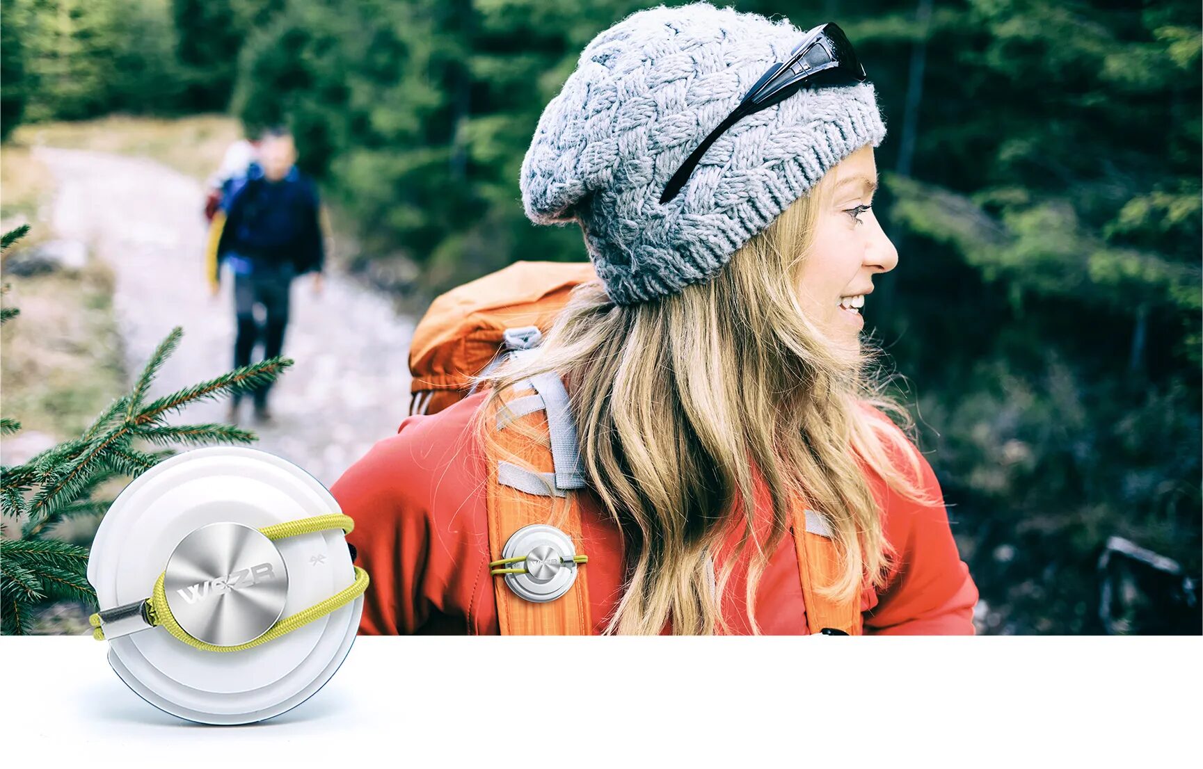 Hiker equipped with a backpack with Wezr connected nomadic weather station, ideal for monitoring the weather conditions in the middle of nature.