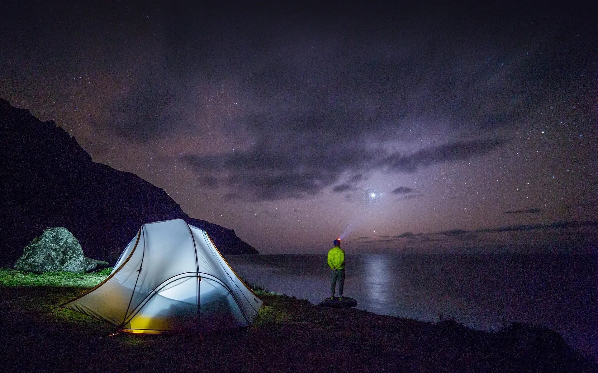 Image de couverture Wezr présentant une station météo nomade connectée, avec tente éclairée sous un ciel étoilé en pleine nature