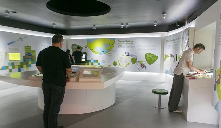 Scenography design room geolocation Cité de l'Espace - interactive museum space satellite visitor terminals by cubedesigners