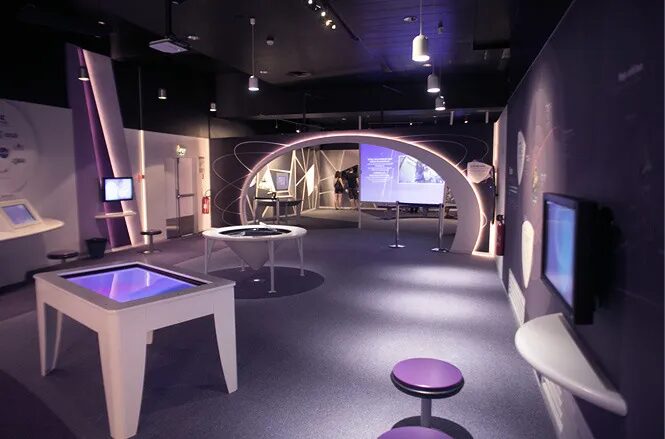 Design of the interactive museum space Cité de l'Espace - touch terminals, satellite light arch by cubedesigners