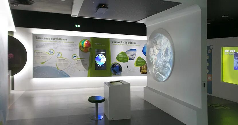 Design, scenography, exhibition Cité de l'Espace - Earth under surveillance room, observation, precision, satellites by cubedesigners