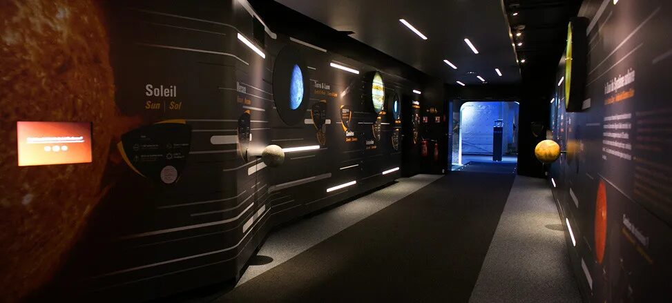 Scenography design for the Cité de l'Espace immersive corridor - solar system, planets, Sun, Earth, Moon, Jupiter by cubedesigners