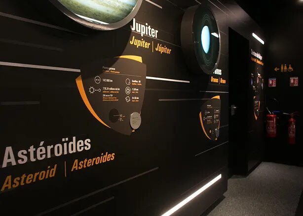 Design scenography exhibition Cité de l'Espace - signage Jupiter asteroids Uranus multilingual solar system by cubedesigners